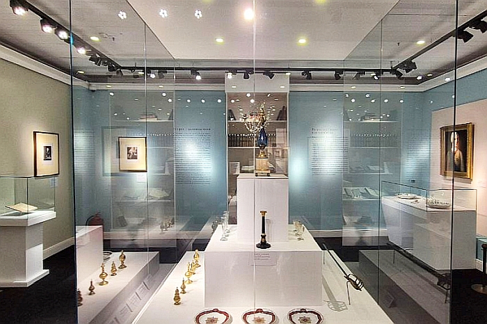 Монтаж выставки Русский Парнас