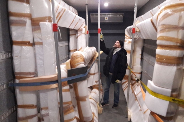 Погрузка рам в автомобиль