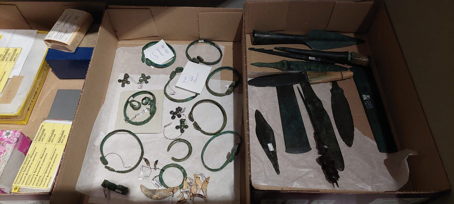 Перевозка, упаковка и монтаж выставки Перекрестки миров Аркаим